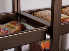 Die Ablagefächer sind mit einer Metalltraverse versehen, die zu den Pfosten passt und die Befestigung an den Seiten ermöglicht.