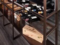 Zwei lackierte Weinregale in Metallic-Bronze, Teil des verfügbaren Zubehörs, um das Bücherregal Milton in eine Speisekammer oder eine perfekte Trennwand zwischen Küche und Esszimmer zu verwandeln