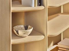 Detailansicht der Regalböden und Seitenwände mit Kanten aus massivem Holz, die im „Seifenform“-Stil bearbeitet sind und sich durch charakteristische abgerundete Ränder auszeichnen.