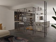 Bücherregal Milton als industrielle und minimalistische Trennwand zwischen einer offenen Küche und dem Wohnbereich, komplett mit Flaschen- und Glashaltern