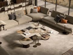 Passend zum Albert Couchtisch-Set mit quadratischer Platte aus keramik KM18 Marmor Borghini Calacatta Opaque mit konischem Sockel aus geprägtem Metall GFM18 Bronze