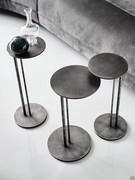 Sting Tische von Cattelan aus gebürstetem grauem Metall, eine der vielen Oberflächen, die zur individuellen Gestaltung Ihres Kaufs zur Verfügung stehen