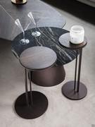 Sting Couchtische mit RB Rovere Bruciato Holzplatte, kombiniert mit Amerigo Couchtisch und Adrian Wood, alle Teil der Cattelan Kollektion
