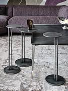 Ein Trio von Sting Metall-Couchtischen von Cattelan, die einzeln, in Dreiergruppen oder frei zusammengestellt erworben werden können, um sich Ihrem Raum anzupassen