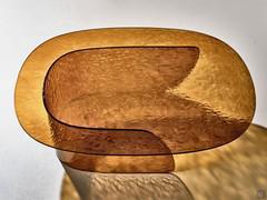 Beistelltisch vollständig aus farbigem Glas Lens mit gebogenem Untergestell in derselben Farbe wie die Tischplatte