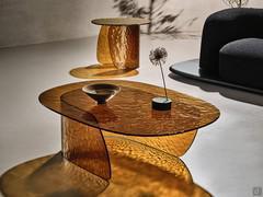 Beistelltisch Lens aus farbigem Glas mit geformter Platte aus gehämmertem Glas