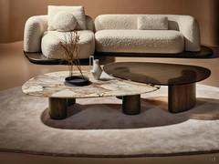 Ein Paar Lotus Couchtische in zwei verschiedenen Größen und Höhen, die mit der Gegenüberstellung von zwei geformten Platten aus verschiedenen Materialien spielen