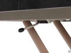 Detail des Hebels, der den Tisch anhebt und absenkt und seine Höhe zentimetergenau einstellt