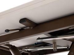 Detail des Hebels, der den Tisch anhebt und absenkt und seine Höhe zentimetergenau einstellt