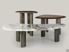 Set aus Beistelltischen Dedalo in drei Höhen und Breiten, geeignet sowohl für vor dem Sofa als auch seitlich davon.