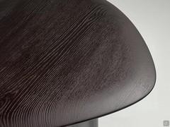 Beistelltisch Dedalo aus Holz, mit abgerundeten Kanten, die auch bei den Modellen aus Marmor zu finden sind.