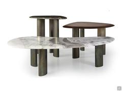 Set aus 3 Beistelltischen Dedalo in den drei verfügbaren Breiten und Höhen, die sowohl einzeln als auch in einer Zusammenstellung aus zwei oder mehr Elementen verwendet werden können.