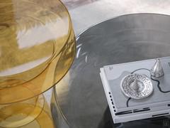 Detail der sehr feinen, transparenten Glasarbeiten auf dem Couchtisch, die eine perfekte Symbiose mit der Umgebung bilden