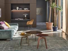 Wohnzimmer mit einer Komposition aus modernen runden Delaware-Beistelltischen vor dem Sofa, sowohl mit Metalltablett als auch mit lackierter Holzplatte