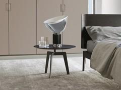 Moderner runder Beistelltisch Delaware, komplett lackiert, hier als Nachttisch präsentiert.