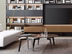 Zwei moderne runde Couchtische Delaware vor dem Sofa im Wohnzimmer, Tischplatte aus Keramik und furniertem Holz