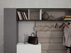 Zweifarbige Komposition - offener Hängeschrank mit Metallrahmen - Rückwand, Deckplatte und Bodenplatte passend zur Holzverkleidung