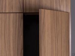 Detail der Fronten aus natürlichem Nussbaum (Melamin)