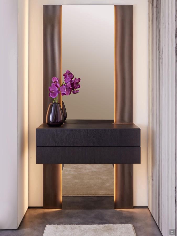 Millenium-Eingangsspiegel mit Schublade, in 96 cm Breite und 215 cm Höhe, optional mit LED-Hintergrundbeleuchtung an den beiden Längsseiten des mittleren Spiegels