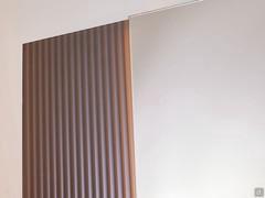 Detail der Seitenwände in voller Höhe aus extraklarem, poliertem, bronzefarbenem Glas mit Plissee-Effekt