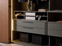 Detail der Schubladenelemente mit Raster, einige der Ausrüstungen, die in der entsprechenden Registerkarte verfügbar sind, um Ihren Driver Wide Schrank zu vervollständigen