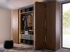 Holzkleiderschrank mit Flügeltüren Driver Wide mit teilweise geöffneter Tür, ausgestattet mit Schubladen und Kleiderbügeln