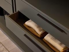 Detail der Innenschubladen des Kleiderschranks Driver Wide, mit Griff in Moka Shine Finish und Innenstruktur in Leinengrau Strukturlack. Die Außenseite ist wahlweise in Melamin oder Lack erhältlich