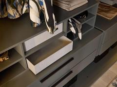 Detail des Hemden- und Aufbewahrungsrasters, eines der Zubehörteile, die zur Vervollständigung der Innenausstattung des Driver Wide Kleiderschranks erhältlich sind