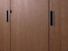 Detail der modischen Holzausführung Biscotto Eiche. Der Kleiderschrank Driver Wide ist auch mit exklusiven Türen aus Glas oder Melamin und lackiert erhältlich