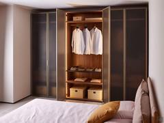 Arctic Wide 6-türiger Kleiderschrank mit 3 Modulen von 112,8 cm. Das zentrale Modul ist mit der Standard-Garderobe und einem Regal ausgestattet, ergänzt durch ein zweites Regal und ein Tablett aus Metall und Glas