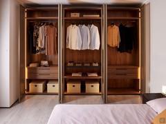 Arctic Wide Kleiderschrank mit Glas- und Metalltüren, hier mit Melaminharzbeschichtung in Nussbaum Natur und ausgestattet mit Einlegeböden, Hängerohren und Schubladenelementen
