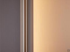 Detail der nickelfarbig lackierten Metallprofile und der gerippten Glastüren, die auch in alternativen Ausführungen für ein traditionelleres oder undurchsichtigeres Aussehen erhältlich sind