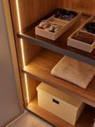 Detail eines Arctic Wide-Moduls, das mit Holz- und Glas-/Metallböden ausgestattet ist. Beachten Sie auch die besondere vertikale LED-Leiste, die in der Registerkarte "Innenausstattung" der Wide-Klappkollektion erworben werden kann