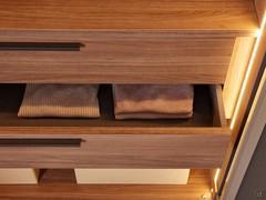 Detail des Schubladeninneren einer breit aufgehängten Kommode mit zwei Schubladenmodulen