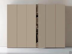 Midley Wide Fast aus glattem Jute-Melamin. Die Innenausstattung sowie die zusätzliche Innenausstattung sind immer aus NSE Skin Effect-Melamin.