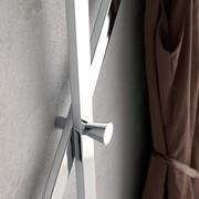 Detail des verchromten Metallknopfes des Trio Wandhängers