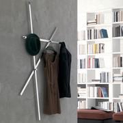 Wandgarderobe mit 5 Trio-Knöpfen aus verchromten Metall