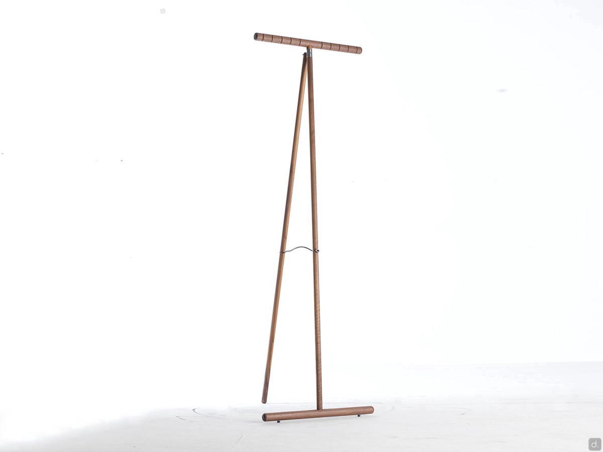 Standgarderobe aus massivem Nussbaumholz Rieko