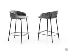 Einfacher Designhocker mit Samtbezug und schwarz lackiertem Metallgestell