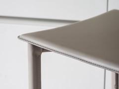 Detail der Standardnähte (beige auf beige) auf dem Leder des Cliff Hockers