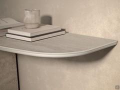 Detail der geformten Platte mit "abgeschrägten" Kanten. Keramik-Steinoberfläche kombiniert mit MDF-Holzunterplatte