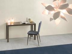 Fred Lampe, mitten im Raum platziert