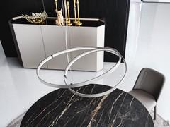 Draufsicht auf die kreisförmige Metallleuchte Heaven mit einer geschwungenen LED, die der Metallstruktur folgt. Im Hintergrund das Chelsea Sideboard
