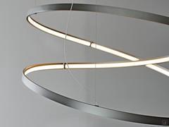 Detail der gebogenen Metallstruktur in Titanoptik und der Tragseile aus rostfreiem Stahl