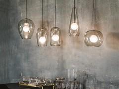Die Dynamik der skulpturalen Formen der Melody-Lampe wird in Kompositionen aus mehreren Elementen mit einer Mischung von Modellen noch verstärkt