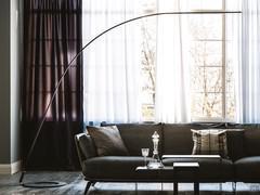 Lampo Bogenlampe aus Metall im minimalistischen Design von Cattelan