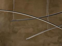 Detail der dünnen Metalldurchlässe, die von bis zu 2 m langen Edelstahlseilen getragen werden
