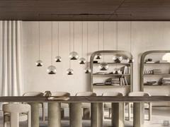 Lampe Lola in der Version mit 12 Schirmen, dem größten der verfügbaren Modelle. Hier vorgeschlagen in schwarz lackiertem Metall, aber auch in einer gebürsteten Goldversion erhältlich