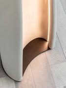 Detail des schwarz lackierten Metallsockels der Diploma-Lampe