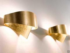 Elegante Linfa-Wandleuchter aus Metall mit Blattgold überzogen